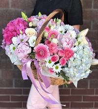 Композиция солнечный день в Ахтимнеево Цветочная композиция из Розы, Хризантемы, Пионы и Лизиантусы в корзине в Ахтимнеево